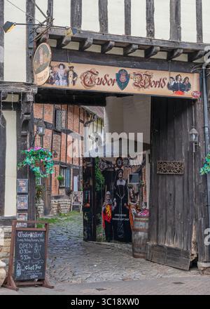 Kopfsteinpflastersteine führen durch den Eingang zur Tudor World aus dem 16. Jahrhundert in der Sheep Street, Stratford upon Avon, Warwickshire, England, Großbritannien Stockfoto