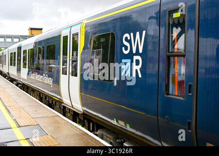 Alton, Hampshire, England, Großbritannien - 20. Juli 2025: Seitenansicht eines S-Bahn-Zuges der Klasse 450 am Bahnhof Alton. Der Zug wird von South Western betrieben Stockfoto
