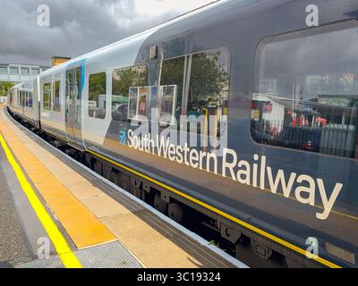 Alton, Hampshire, England, Großbritannien - 20. Juli 2025: Seitenansicht eines Züges der Klasse 450 am Bahnhof Alton. Der Zug wird von der South Western Railway betrieben Stockfoto