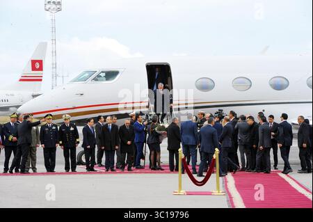 3. Februar 2019: Tunis, Tunesien: König Abdullah II. Von Jordanien, der ..... von seinem Flugzeug abstürzt König Abdullah II. Von Jordanien und seine Frau Königin Rania wurden vom Präsidenten der Republik BÃ Caid Essebsi am Flughafen Tunis-Karthage empfangen und besuchten Tunesien für ein paar Stunden am Sonntag, den 3. Februar 2019. (Bild: © Chokri Mahjoub/ZUMA Wire) Stockfoto