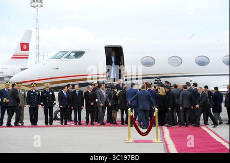 3. Februar 2019 - Tunis, Tunesien - Königin Rania steigt aus dem Flugzeug ..... König Abdullah II. Von Jordanien und seine Frau Königin Rania wurden vom Präsidenten der Republik BÃ Caid Essebsi am Flughafen Tunis-Karthage empfangen und besuchten Tunesien für ein paar Stunden am Sonntag, den 3. Februar 2019. (Bild: © Chokri Mahjoub/ZUMA Wire) Stockfoto