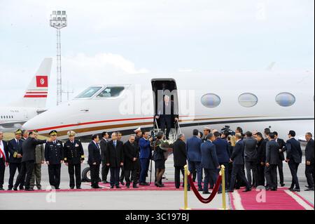 3. Februar 2019: Tunis, Tunesien: König Abdullah II. Von Jordanien, der ..... von seinem Flugzeug abstürzt König Abdullah II. Von Jordanien und seine Frau Königin Rania wurden vom Präsidenten der Republik BÃ Caid Essebsi am Flughafen Tunis-Karthage empfangen und besuchten Tunesien für ein paar Stunden am Sonntag, den 3. Februar 2019. (Bild: © Chokri Mahjoub/ZUMA Wire) Stockfoto