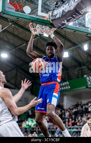 ISTANBUL, TÜRKEI - FANUARY 10, 2025: Das Turkiye Sigorta Basketball Super League reguläre Saisonspiel zwischen Darussafaka und Anadolu Efes in Ayhan Sa Stockfoto