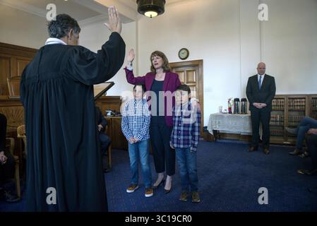 4. Februar 2019: Die Oberste Richterin des Obersten Gerichtshofs von New Mexico, Judith Nakamura, links, vereidigt den Amtseid an Richter Shannon Bacon. Sie steht mit ihren Neffen R,J, Bacon, 9, Zweiter von links, und Tristan Bacon. 7, während einer Zeremonie in Santa Fe, Montag, 4. Februar 2019. Richter David Thomson, richtig, wurde auch während der Zeremonie vereidigt. Justice Bacon nimmt den Sitz des pensionierten Richters Charles Daniels und Justice Thomson nimmt den Sitz des pensionierten Richters Petra Maes ein. (Bild: © Eddie Moore/Albuquerque Journal via ZUMA Wire) Stockfoto