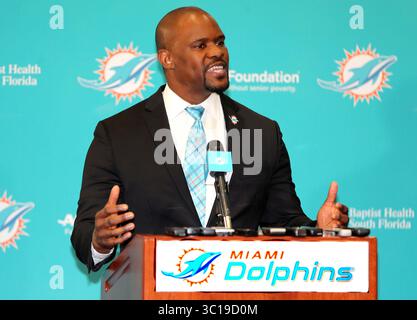 4. Februar 2019 – Miami, FL, USA – Miami Dolphins neuer Cheftrainer Brian Flores spricht am Montag, 4. Februar 2019 in der Miami Dolphins Trainingsanlage in DAVIE, Florida, mit der Presse. (Bild: © Charles Trainor Jr/Miami Herald/TNS via ZUMA Wire) Stockfoto