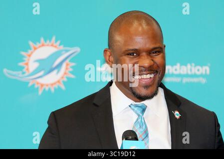 4. Februar 2019 – Miami, FL, USA – Miami Dolphins neuer Cheftrainer Brian Flores spricht am Montag, 4. Februar 2019 in der Miami Dolphins Trainingsanlage in DAVIE, Florida, mit der Presse. (Bild: © Charles Trainor Jr/Miami Herald/TNS via ZUMA Wire) Stockfoto
