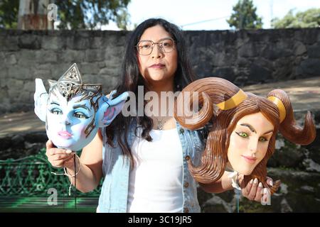 Tlaxcala, Mexiko. Juli 2025. Die Handwerkerin Elsy Padilla, ursprünglich aus Tizatlán, mit mehr als 30 Jahren Erfahrung in der Herstellung von Holzmasken, zeigt ihre Masken, die von Menschen getragen werden, die am Karneval von Tlaxcala teilnehmen. Am 13. Juli 2025 in Tlaxcala, Mexiko. (Foto: Essene Hernandez/ Credit: Eyepix Group/Alamy Live News Stockfoto