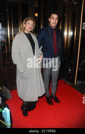 5. Februar 2019 - London, Großbritannien - Klara Vernier und Staz Nair nehmen an der Ray Burmiston Spendenausstellung im Athenaeum Hotel in London Teil. (Credit Image: © Terry Scott/SOPA Images via ZUMA Wire) Stockfoto