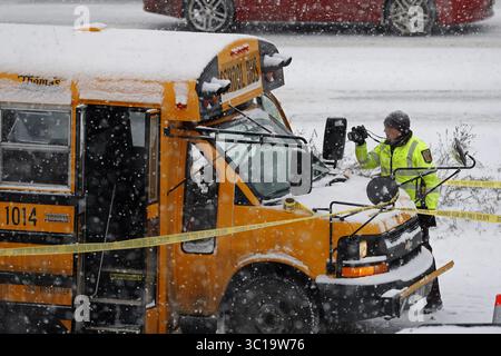 5. Februar 2019 - St. Paul, Minnesota, USA - der Fahrer eines Schulbusses wurde bei einer Schießerei auf dem Highway 35 in der Nähe der Innenstadt ins Krankenhaus gebracht. Eine Person von Interesse wurde in Gewahrsam genommen.] RICHARD TSONG-TAATARII â€¢ richard.tsong-taatarii@startribune.com (Kreditbild: © Richard Tsong-Taatarii/Minneapolis Star Tribune via ZUMA Wire) Stockfoto