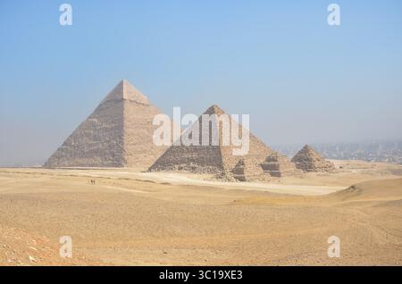 Panoramablick auf die drei großen Pyramiden von Gizeh, Ägypten Stockfoto