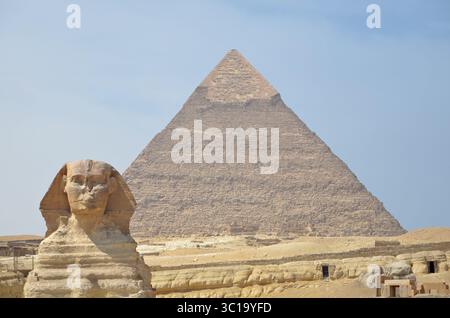 Die Pyramide von Khafre oder Chephren mit einer Statue einer Sphinx im Vordergrund Stockfoto