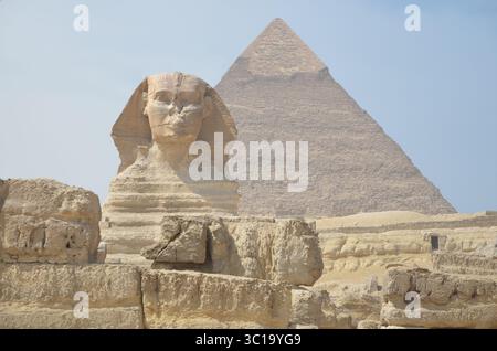 Die Pyramide von Khafre oder Chephren mit einer Statue einer Sphinx im Vordergrund Stockfoto