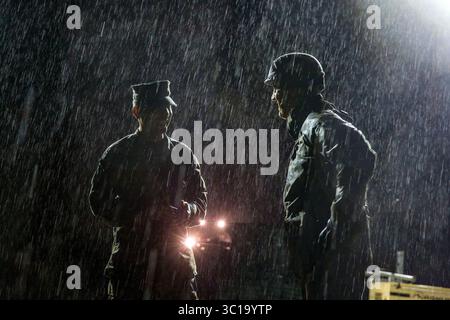 4. Februar 2019 - Camp Pendleton, Kalifornien, USA - U.S. Marine Corps Master Sgt. Jasper Tapia, links, Operationschef der Bridge Company, 7. Engineer Support Battalion (ESB), 1. Marine Logistics Group (MLG) und 1. Lt. Joseph Kelly, rechts, 1. Zugkommandant, Bridge Company, 7. ESB, 1. MLG, diskutieren Sie während eines Brückenbaubetriebs an der Carnes Road im Marine Corps Base Camp Pendleton, 4. Februar 2019. Die Brücke wurde gebaut, um Rettungsfahrzeugen die Durchfahrt über zwei Sinklöcher zu ermöglichen, die sich früher auf der Carnes Road durch Umwelterosion entwickelt hatten. (Kreditbild: © U.S. Marines/Z Stockfoto