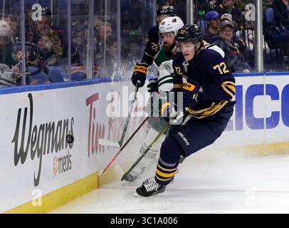 5. Februar 2019: Buffalo Sabres rechter Flügel Tage Thompson (72) kämpft mit Greg Pateryn (29) um einen losen Puck während der ersten Spielzeit des NHL-Hockeyspiels zwischen den Minnesota Wild und Buffalo Sabres im KeyBank Center in Buffalo, N.Y. (Nicholas T. LoVerde/Cal Sport Media) (Credit Image: &Copy; Nicholas T. Loverde/CSM via ZUMA Wire) Stockfoto