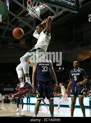 6. Februar 2019 - Coral Gables, FL, USA - Miamis Ebuka Izundu (15) taucht am Mittwoch, 6. Februar 2019, gegen Notre Dame's John Mooney (33) und D.J. Harvey (5) während der ersten Halbzeit im Watsco Center in Coral Gables, Florida, ab. (Bild: © David Santiago/Miami Herald/TNS via ZUMA Wire) Stockfoto