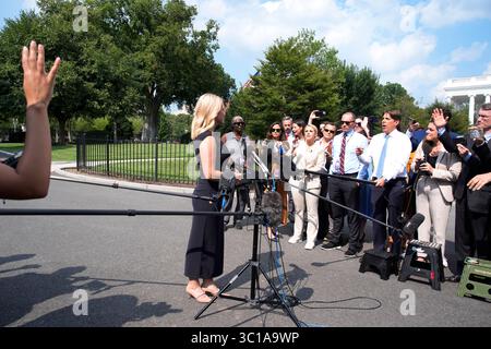 Washington, USA. Juli 2025. Pressesprecherin Karoline Leavitt spricht am 22. Juli 2025 mit Reportern vor dem Weißen Haus in Washington. Foto: Yuri Gripas/Pool/SIPA USA Credit: SIPA USA/Alamy Live News Stockfoto