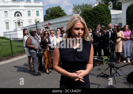 Washington, USA. Juli 2025. Pressesprecherin Karoline Leavitt spricht am 22. Juli 2025 mit Reportern vor dem Weißen Haus in Washington. Foto: Yuri Gripas/Pool/SIPA USA Credit: SIPA USA/Alamy Live News Stockfoto