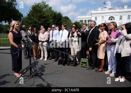 Washington, USA. Juli 2025. Pressesprecherin Karoline Leavitt spricht am 22. Juli 2025 mit Reportern vor dem Weißen Haus in Washington. Foto: Yuri Gripas/Pool/SIPA USA Credit: SIPA USA/Alamy Live News Stockfoto