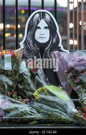 Broad Street, Birmingham, 22. Juli 2025: Fans von Ozzy Osbourne kommen zur Black Sabbath Bridge in Birmingham, um Ozzy Osbourne, der im Alter von 76 Jahren gestorben ist, ihre Anerkennung zu zollen. Blumen, Karten und Kerzen wurden auf der Bank gelassen und einige Leute tranken und teilten sie mit dem Bild von Ozzy auf der Bank. Quelle: British News und Media/Alamy Live News Stockfoto