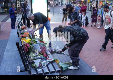 Broad Street, Birmingham, 22. Juli 2025: Fans von Ozzy Osbourne kommen zur Black Sabbath Bridge in Birmingham, um Ozzy Osbourne, der im Alter von 76 Jahren gestorben ist, ihre Anerkennung zu zollen. Blumen, Karten und Kerzen wurden auf der Bank gelassen und einige Leute tranken und teilten sie mit dem Bild von Ozzy auf der Bank. Quelle: British News und Media/Alamy Live News Stockfoto