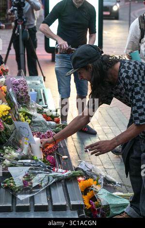 Broad Street, Birmingham, 22. Juli 2025: Fans von Ozzy Osbourne kommen zur Black Sabbath Bridge in Birmingham, um Ozzy Osbourne, der im Alter von 76 Jahren gestorben ist, ihre Anerkennung zu zollen. Blumen, Karten und Kerzen wurden auf der Bank gelassen und einige Leute tranken und teilten sie mit dem Bild von Ozzy auf der Bank. Quelle: British News und Media/Alamy Live News Stockfoto
