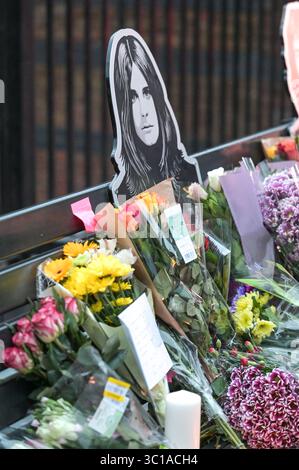Broad Street, Birmingham, 22. Juli 2025: Fans von Ozzy Osbourne kommen zur Black Sabbath Bridge in Birmingham, um Ozzy Osbourne, der im Alter von 76 Jahren gestorben ist, ihre Anerkennung zu zollen. Blumen, Karten und Kerzen wurden auf der Bank gelassen und einige Leute tranken und teilten sie mit dem Bild von Ozzy auf der Bank. Quelle: British News und Media/Alamy Live News Stockfoto