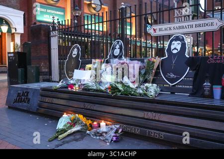 Broad Street, Birmingham, 22. Juli 2025: Fans von Ozzy Osbourne kommen zur Black Sabbath Bridge in Birmingham, um Ozzy Osbourne, der im Alter von 76 Jahren gestorben ist, ihre Anerkennung zu zollen. Blumen, Karten und Kerzen wurden auf der Bank gelassen und einige Leute tranken und teilten sie mit dem Bild von Ozzy auf der Bank. Quelle: British News und Media/Alamy Live News Stockfoto