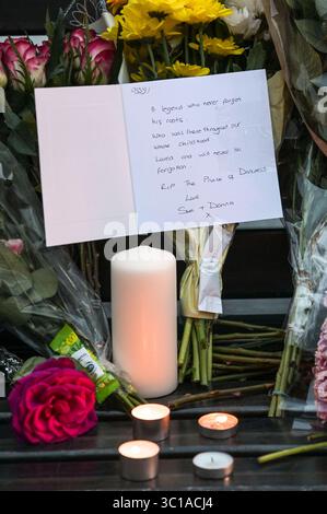 Broad Street, Birmingham, 22. Juli 2025: Fans von Ozzy Osbourne kommen zur Black Sabbath Bridge in Birmingham, um Ozzy Osbourne, der im Alter von 76 Jahren gestorben ist, ihre Anerkennung zu zollen. Blumen, Karten und Kerzen wurden auf der Bank gelassen und einige Leute tranken und teilten sie mit dem Bild von Ozzy auf der Bank. Quelle: British News und Media/Alamy Live News Stockfoto
