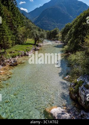 Malerischer Blick auf den wunderschönen Fluss Soča mit klarem smaragdgrünen Wasser im Soca-Tal in Slowenien Stockfoto