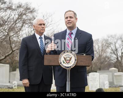7. Februar 2019: Arlington, VA, Vereinigte Staaten von Amerika: NASA-Administrator Jim Bridenstine spricht während des Gedenktages der Space Agency auf dem Arlington National Cemetery an Mitarbeiter und Familienmitglieder der NASA. 7, 2019 in Arlington, Virginia. Kränze wurden in Erinnerung an die Männer und Frauen gelegt, die ihr Leben auf der Suche nach Weltraumforschung verloren haben. (Bild: © Aubrey Gemignani via ZUMA Wire) Stockfoto