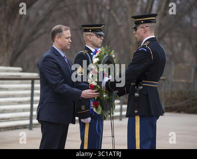 7. Februar 2019: Der NASA-Administrator Jim Bridenstine legt während des Gedenktages der Space Agency am Arlington National Cemetery im Februar einen Kranz am Grab der Unbekannten ab. 7, 2019 in Arlington, Virginia. Kränze wurden in Erinnerung an die Männer und Frauen gelegt, die ihr Leben auf der Suche nach Weltraumforschung verloren haben. (Bild: © Aubrey Gemignani via ZUMA Wire) Stockfoto