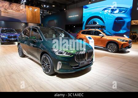 Das Fahrzeug BMW 225E xDrive Active Tourer (Coupé der 2-Serie) wird auf der Brüsseler Autosalon European Motor Show vorgestellt. Brüssel, Belgien - 13. Januar 2023. Stockfoto