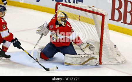 10. Februar 2019 - Miami, FL, USA - Roberto Luongo von Florida Panthers (1) sieht zu, wie die Tampa Bay Lightning am Sonntag, 10. Februar 2019, im BB&T Center in Sunrise, Florida, ihr fünftes Tor erzielt (Credit Image: © Charles Trainor Jr/Miami Herald/TNS via ZUMA Wire) Stockfoto