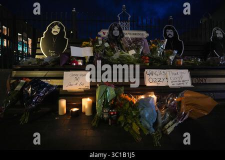 Broad Street, Birmingham, 22. Juli 2025: Fans von Ozzy Osbourne kommen zur Black Sabbath Bridge in Birmingham, um Ozzy Osbourne, der im Alter von 76 Jahren gestorben ist, ihre Anerkennung zu zollen. Blumen, Karten und Kerzen wurden auf der Bank gelassen und einige Leute tranken und teilten sie mit dem Bild von Ozzy auf der Bank. Quelle: British News und Media/Alamy Live News Stockfoto