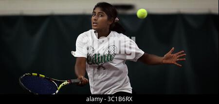 7. Oktober 2014 – Minneapolis, MN, USA – Vereinigte Staaten – Sophie Reddy von Edinaâ trat gegen Blake in der Sektion 6, 2A Team Finals im Baseline Tennis Center der University of Minnesota an. â€¢ / Minneapolis, MN / 7. Oktober 2014 / 9:00 UHR / HINTERGRUNDINFORMATION: Edina spielte Blake in der Sektion 6, 2A Team Finals im Baseline Tennis Center der University of Minnesota. (Bild: Jim Gehrz/Minneapolis Star Tribune/TNS via ZUMA Wire) Stockfoto