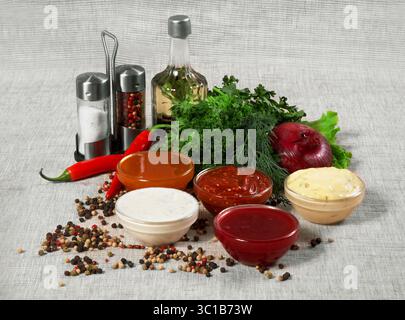Auswahl an Soßen und Gewürzen Stockfoto