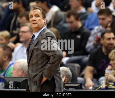 10. Januar 2015: Minneapolis, MN, USA: Der Trainer der Wolves Flip Saunder blickte in der ersten Halbzeit auf die Uhr. (/STAR TRIBUNE) Timberwolves vs San Antonio im Target Center in Minneapolis Min., Samstag, 10. Januar 2014. (Kreditbild: Kyndell Harkness/Minneapolis Star Tribune/TNS via ZUMA Wire) Stockfoto