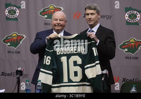 10. Mai 2016: Chuck Fletcher, General Manager von Minnesota Wild in St. Paul, Minnesota, stellte Bruce Boudreau, den neuen Cheftrainer des Teams bei einer Pressekonferenz im Xcel Energy Center vor. (Bild: Jim Gehrz/Minneapolis Star Tribune/TNS via ZUMA Wire) Stockfoto