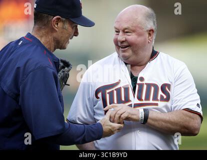 19. Mai 2016: Minneapolis, MN, USA – Minnesota Wild-Cheftrainer Bruce Boudreau wurde von Twins-Manager Paul Molitor begrüßt, nachdem er das erste Feld vor dem Spiel am Donnerstag Abend geworfen hatte. - 19. Mai 2016, Minneapolis, MN, Zielfeld, MLB, Minnesota Twins vs. Toronto Blue Jays (Kreditbild: Carlos Gonzalez/Minneapolis Star Tribune/TNS via ZUMA Wire) Stockfoto