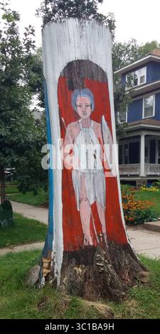 27. August 2016 – St. Paul, MN – Minnesota, USA – USA – Hend Al-Mansour ließ drei Figuren auf den Baumstamm malen, der einst vor ihrem Haus im Union Park in St. Paul stand, darunter eine, die die Hand von Fatima hielt, um das böse Auge zu vertreiben.RichardTsong-Taatarii (Kreditbild: Richard Tsong-Taatarii/Minneapolis Star Tribune/TNS via ZUMA Wire) Stockfoto