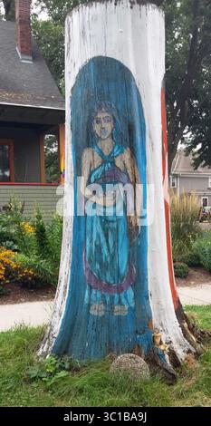 27. August 2016 – St. Paul, MN – Minnesota, USA – USA – Hend Al-Mansour ließ drei Figuren auf den Baumstamm malen, der einst vor ihrem Haus im Union Park in St. Paul stand, darunter eine, die die Hand von Fatima hielt, um das böse Auge zu vertreiben.RichardTsong-Taatarii (Kreditbild: Richard Tsong-Taatarii/Minneapolis Star Tribune/TNS via ZUMA Wire) Stockfoto