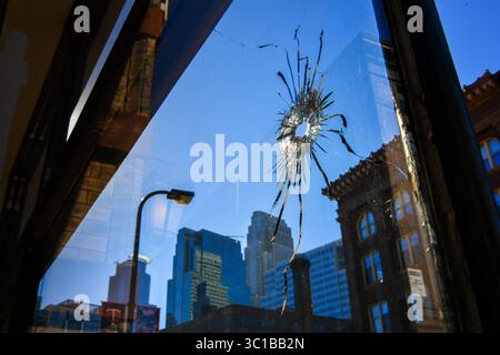 3. Oktober 2016 – Minnesota, USA – zwei Einschusslöcher im Glas des Jumpwings Heritage Brands Clothing Store in der 28 N 4th St gegenüber einer Polizeistation. Am Montag, 3. Oktober 2016 wurden am frühen Montag in der Innenstadt von Minneapolis sechs Menschen erschossen, sagte die Polizei. Armeeüberschuss-Laden an der Ecke 4. Und Hennepin hat Schusslöcher im Fenster. (Kreditbild: Glen Stubbe/Minneapolis Star Tribune/TNS via ZUMA Wire) Stockfoto