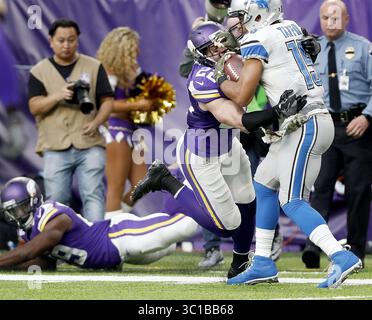 6. November 2016: Minneapolis, MN, USA – Golden Tate (15) löste sich von Harrison Smith (22) und schaffte es in die Endzone, um den siegreichen Touchdown in der Überstunden zu erzielen. Detroit schlug Minnesota mit 22:16. .. - 6. November 2016, Minneapolis, MN, US Bank Stadium, NFL, Minnesota Vikings vs. Detroit Lions (Kreditbild: Carlos Gonzalez/Minneapolis Star Tribune/TNS via ZUMA Wire) Stockfoto