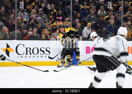9. Februar 2018: David Pastrnak (88) von Boston Bruins im TD Garden in Boston, Mass, spielt den Puck während des Spiels zwischen den LA Kings und den Boston Bruins. Die Bruins besiegen die Kings 5-4 in Überstunden. Eric Canha/CSM(Kreditbild: &Copy; Eric Canha/CSM via ZUMA Wire) Stockfoto