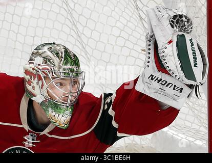 18. Oktober 2016: St. Paul, MN, USA – Minnesota Wild Torhüter Darcy Kuemper (35) sicherte sich im dritten Zeitraum einen Rausch. .... .. - 18. Oktober 2016, St. Paul, MN, Xcel Energy Center, NHL, Minnesota Wild vs. Los Angeles Kings (Kreditbild: Carlos Gonzalez/Minneapolis Star Tribune/TNS via ZUMA Wire) Stockfoto