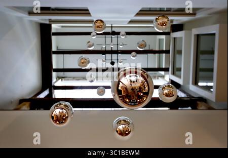 15. November 2016 - Minneapolis, MN, USA - Glasbläserregen im Atrium des Hewing Hotels in Minneapolis. Die Regentropfen wurden von Foci in Minneapolis hergestellt. .... .. .. - 15. November 2016, Minneapolis, MN, das Hewing Hotel ist eines der am meisten erwarteten neuen Hotels in Minneapolis. Das Hotel mit 124 Zimmern öffnet am Mittwoch offiziell seine Türen. (Kreditbild: Carlos Gonzalez/Minneapolis Star Tribune/TNS via ZUMA Wire) Stockfoto