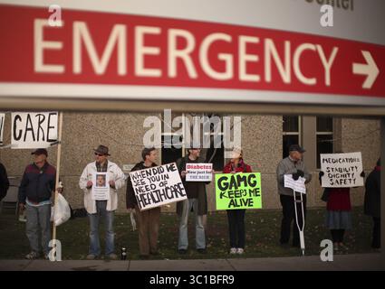 18. November 2009 - Minneapolis, MN, USA - NEAPOLIS - 11/18/09 - etwa 250 Menschen bildeten eine unendliche Wartezeit in der Notaufnahme Mittwochnachmittag vor dem Hennepin County Medical Center in einer Demonstration gegen den Staat, der General Assistance Medical Care für einkommensschwache Bewohner beendet. AUF DIESEM FOTO standen Demonstranten entlang des Bürgersteigs, der vom Eingang der HCMC-Notaufnahme am späten Dienstagnachmittag führte. (Bild: Jeff Wheeler/Minneapolis Star Tribune/TNS via ZUMA Wire) Stockfoto
