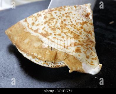 12. Mai 2011 - Minneapolis/St Paul, MN, USA - TOM WALLACE å Aufgaben #20018084A  14. Mai 2011  SLUG: Taste5005xx  Liste mit 50 Dingen, die Sie für den jährlichen Geschmack 50 wissen müssen. AUF DIESEM FOTO: Crepes bei Merité. (Kreditbild: Minneapolis Star Tribune/TNS via ZUMA Wire) Stockfoto