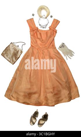 6. März 2012 - MPLS, MN - Minnesota, USA - 1950er Jahre Pfirsichsatin Ballkleid, $74.1960s Metallic Leder, Kristall und klare Vinyl Sandalen, $36.Vintage weiße Feder Stirnband, $32.Vintage Stretch Spitze Handschuhe, $14.1960s Gold bestickt und klare Vinyl Rahmentasche, $16.Vintage Strass Halskette, $32.Vintage Strass Clip Ohrringe, $12.Vintage Strass Armband, $18.Vintage Strass Armband, $2012.Vintage Strass Armband, $18.Vintage Strass Armband, $18.Vintage Strass Armband, $18.Vintage $18.Vintage Schmuck aus Peloquon. â€¢ (Kreditbild: Joel Koyama/Minneapolis Star Tribune/TNS via ZUMA Wire) Stockfoto