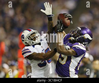17. August 2012 - Minneapolis, USA - Minnesota Vikings Wide Receiver Devin Aromashodu (19) zieht 33 während der NFL-Vorsaison-Action zwischen den Minnesota Vikings und Buffalo Bills am Freitag, 17. August 2012 Minneapolis, MN, einen Fang, der außerhalb der Grenzen lag. / STAR TRIBUNE.COM) (Kreditbild: Jerry Holt/Minneapolis Star Tribune/TNS via ZUMA Wire) Stockfoto